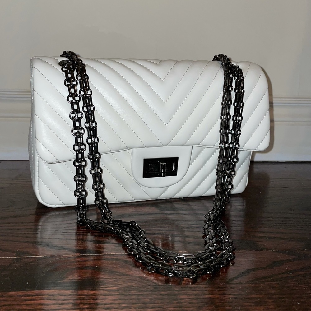 Chanel style, chevron quilted white leather flap bag with unique chain